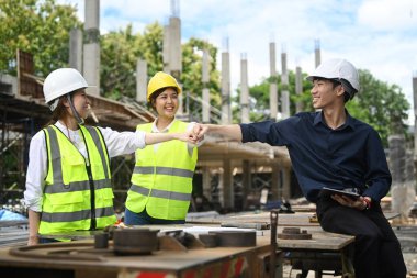 Uzman ekip ve inşaat mühendisi endüstriyel inşaat alanını inceliyor..
