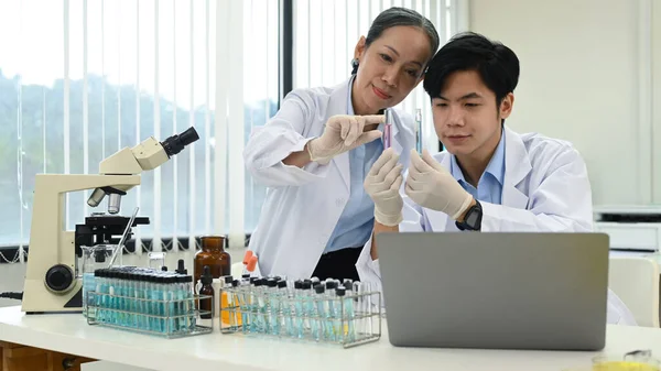 Professionellt Forskarlag Som Utför Experiment Laboratorium Begreppen Medicin Och Vetenskaplig — Stockfoto