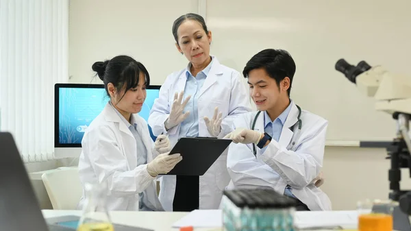 Professionellt Forskarlag Som Utför Experiment Laboratorium Begreppen Medicin Och Vetenskaplig — Stockfoto