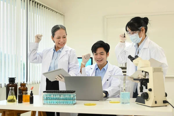 Professional Scientist Team Conducting Experiment Laboratory Medicine Science Research Concepts — Stock Photo, Image