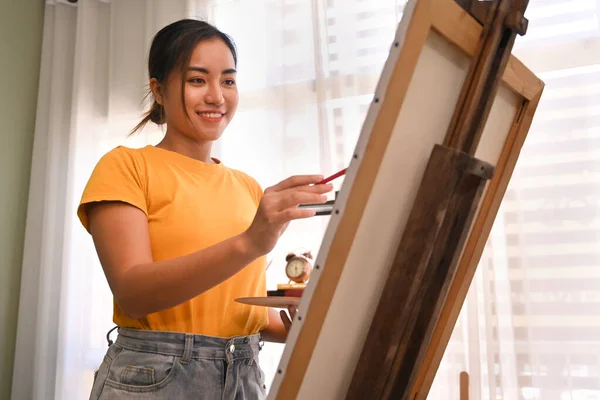 Šťastná Ypung Žena Malování Obrázek Akvarelem Útulném Domě Koncept Umění — Stock fotografie
