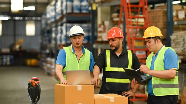 Empleados Almacén Trabajadores Sombreros Chalecos Que Trabajan Juntos Almacén Logística —  Fotos de Stock