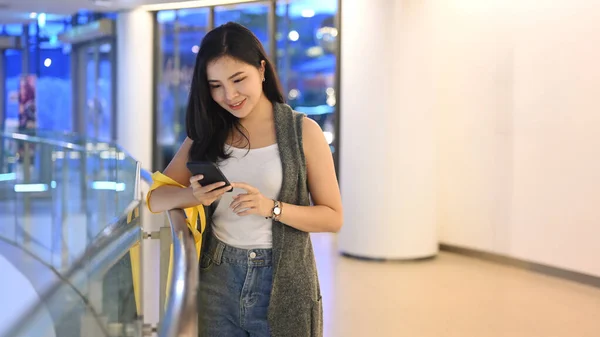 Mujer Joven Con Bolsas Compras Usando Teléfono Móvil Mientras Está —  Fotos de Stock