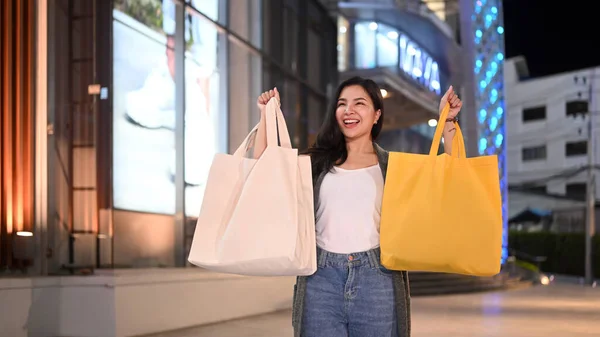 Alışveriş Çantalı Modacı Kadın Şehir Sokaklarında Dikiliyor Kara Cuma Satış — Stok fotoğraf