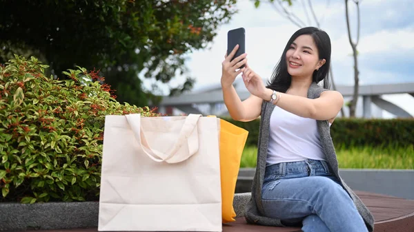 Halka Açık Bir Parkta Bankta Oturan Akıllı Telefonuyla Selfie Çeken — Stok fotoğraf
