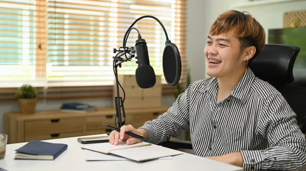 Χαρούμενος Ασιάτης Που Χρησιμοποιεί Μικρόφωνο Ενώ Κάνει Streaming Audio Podcast — Φωτογραφία Αρχείου