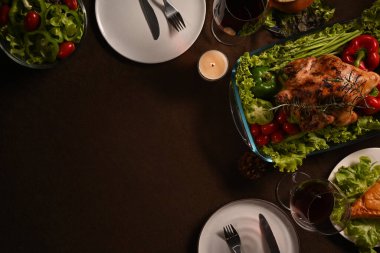 Şükran Günü yemeği, kızarmış hindi ve ahşap masada taze yeşil salata. Sonbahar tatili için geleneksel yemek..