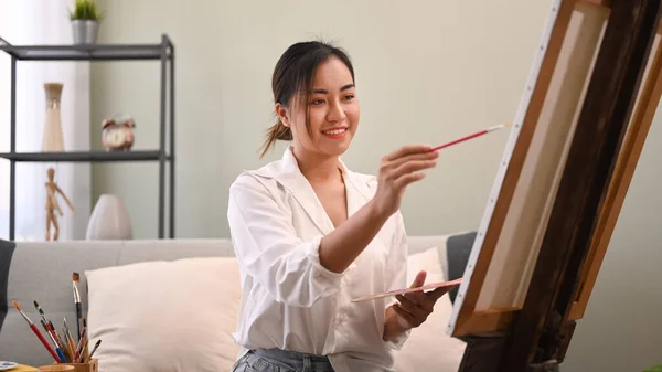 Peinture Artiste Féminine Souriante Avec Aquarelle Sur Toile Dans Salon — Photo