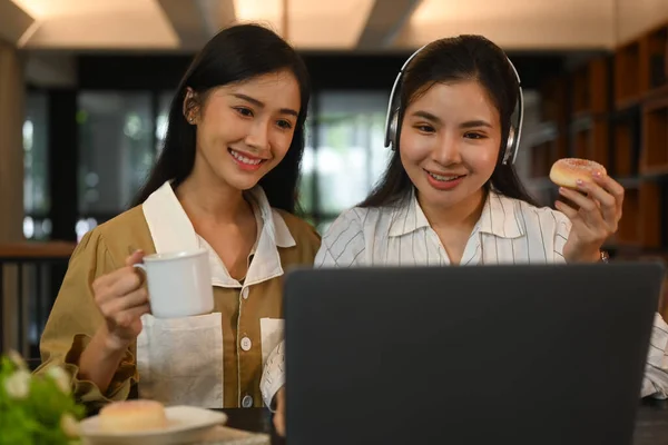 Duas Mulheres Sorridentes Preparando Para Exames Aprendendo Juntas Moderna Biblioteca — Fotografia de Stock