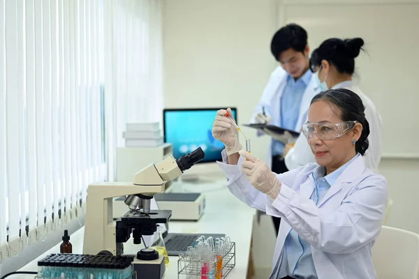 Seniorin Mit Reagenzglas Führt Experiment Labor Durch — Stockfoto