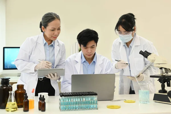 Cientista Sênior Jovem Pesquisadora Coletando Dados Resumindo Informações Para Relatório — Fotografia de Stock