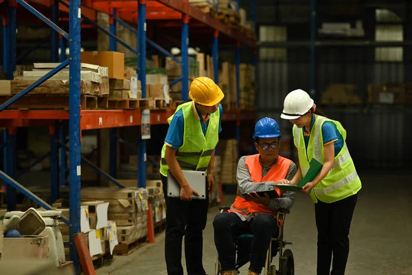 Gerente Masculino Silla Ruedas Trabajadores Jóvenes Inspeccionando Garrapatas Stock Productos — Foto de Stock