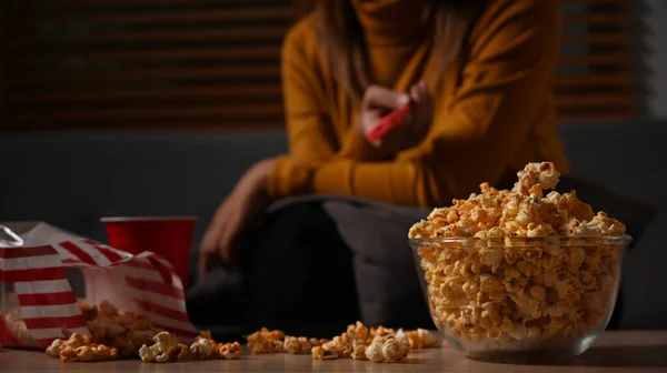 Schaal Popcorn Beker Houten Tafel Met Jonge Vrouw Achtergrond Ontspanning — Stockfoto