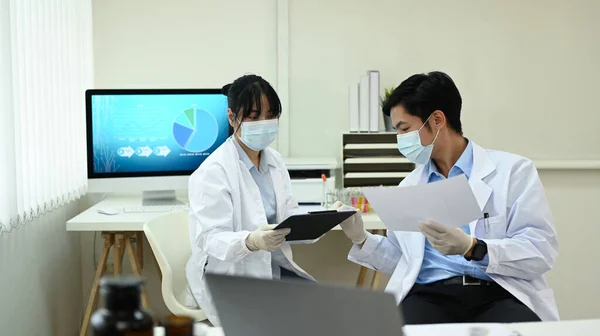 Dois Jovens Cientistas Discutindo Suas Pesquisas Analisando Amostras Teste Laboratório — Fotografia de Stock