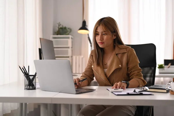 Atractiva Mujer Asiática Que Trabaja Línea Con Computadora Portátil Oficina — Foto de Stock