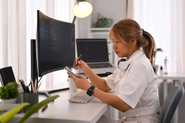 Joven Programadora Que Trabaja Computadora Para Comprobar Codificación Sistema Errores — Foto de Stock