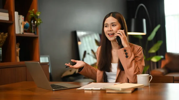 Bela Ásia Mulher Ter Telefone Conversa Negociações Com Ela Negócio — Fotografia de Stock