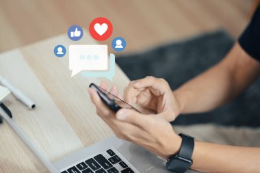 Çevrimiçi toplulukta paylaşım ve yorum için akıllı telefon kullanan View Man kapat.