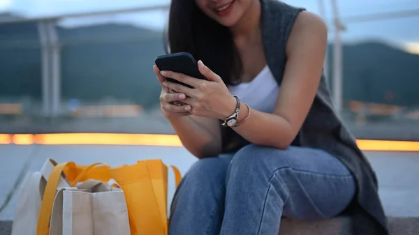 Çatıdaki Terasta Cep Telefonu Kullanan Gülümseyen Bir Kadının Görüntüsü — Stok fotoğraf