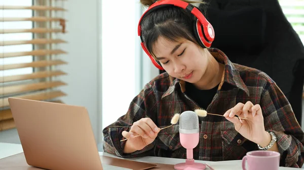 Joven Mujer Asiática Auriculares Haciendo Sonidos Asmr Estudio Casa Disparadores —  Fotos de Stock
