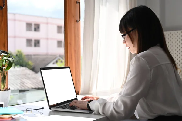 Laptop Ekranına Bakıp Ofis Masasında Çalışan Konsantre Kadın Çalışanı — Stok fotoğraf