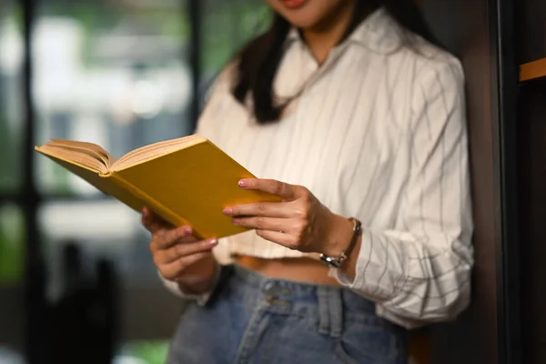 Cortado Tiro Estudiante Femenina Pie Cerca Las Estanterías Lectura Libro — Foto de Stock