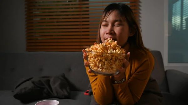 Lachende Jonge Vrouw Geniet Van Het Eten Van Popcorn Het — Stockfoto