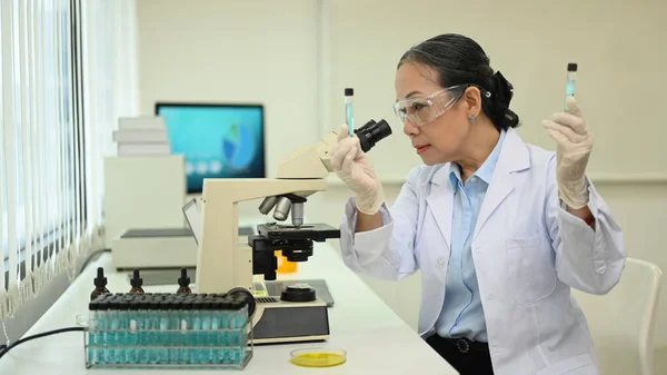 Επαγγελματίας Επιστήμονας Φορώντας Λευκό Παλτό Διεξαγωγή Πειράματος Στο Ερευνητικό Εργαστήριο — Φωτογραφία Αρχείου