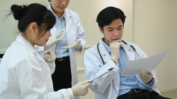 Professionele Wetenschappers Met Witte Jassen Die Experimenteren Een Onderzoekslaboratorium Wetenschappelijk — Stockfoto