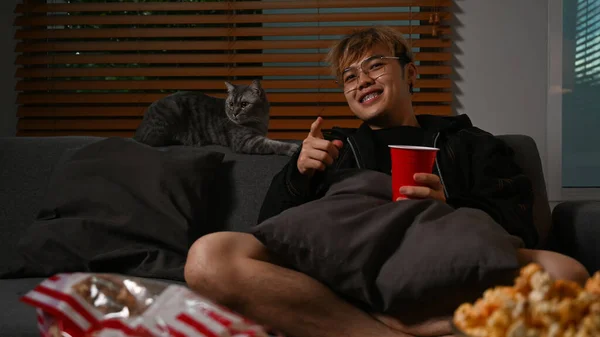 Hombre Feliz Con Control Remoto Comiendo Palomitas Maíz Viendo Películas — Foto de Stock