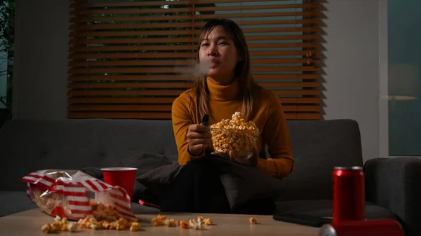 Una Giovane Donna Sorridente Diverte Mangiare Popcorn Guardare Film Casa — Foto Stock