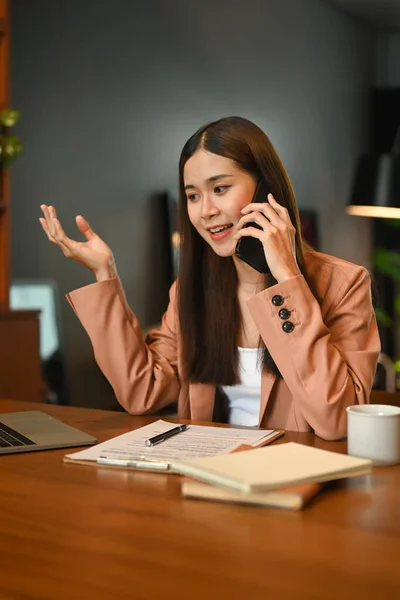 Vendedora Confiante Conversando Celular Com Seu Cliente Sentada Escritório Contemporâneo — Fotografia de Stock