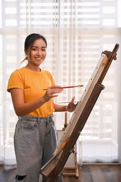 Glimlachende Aziatische Vrouw Casual Kleding Schilderij Met Aquarel Doek — Stockfoto