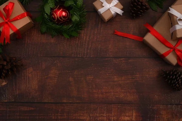 Weihnachtsgeschenkboxen Und Tannenzweig Auf Hölzernem Hintergrund Flache Lage Draufsicht Und — Stockfoto