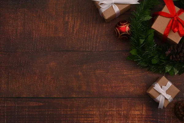 Flach Lagen Weihnachtsgeschenkboxen Tannenzweige Und Tannenzapfen Auf Hölzernem Hintergrund Weihnachtliches — Stockfoto