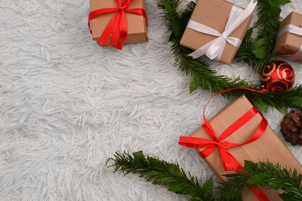 Draufsicht Auf Weihnachtsgeschenkboxen Mit Roten Bändern Und Tannenzweigen Auf Weißem — Stockfoto