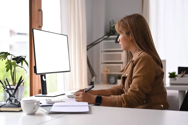 Vista Lateral Empresaria Enfocada Que Trabaja Línea Con Computadora Oficina — Foto de Stock