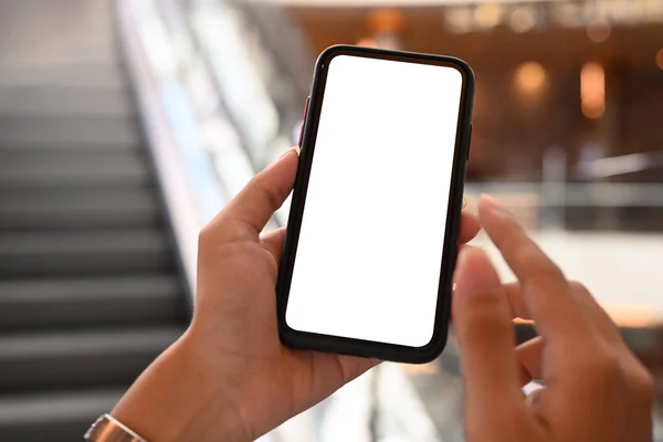 Zbliżenie Widok Dłoni Kobiety Trzymając Smartfon Rozmytych Schodach Ruchomych Tle — Zdjęcie stockowe