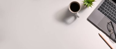 Düz dizüstü bilgisayar, bir fincan kahve, bardaklar ve sulu bitkiler beyaz arkaplanda metnin için fotokopi alanı ile..