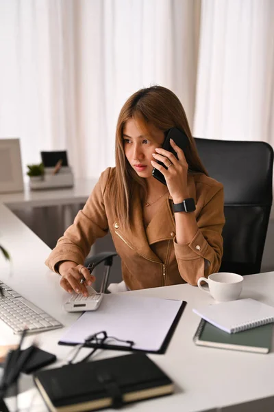 Asiática Mujer Inversionista Teniendo Conversación Telefónica Negociaciones Con Cliente — Foto de Stock