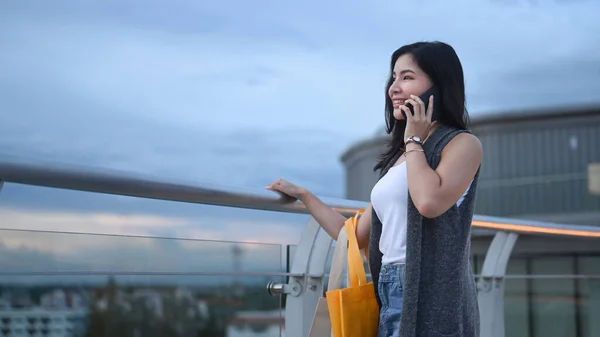 Modern Asyalı Genç Bir Kadın Cep Telefonuyla Konuşuyor Çatıdaki Terasta — Stok fotoğraf