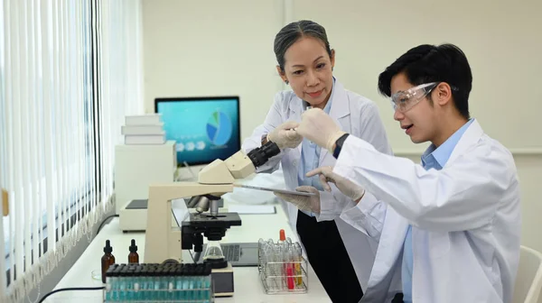 Equipe Cientistas Profissionais Que Realizam Experimentos Consistindo Tubos Ensaio Vidro — Fotografia de Stock