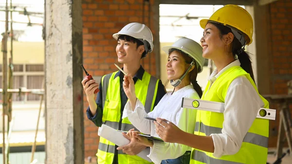 Glimlachende Vrouwelijke Investeerders Ingenieurs Met Een Veiligheidshelm Werkend Controleplan Samen — Stockfoto
