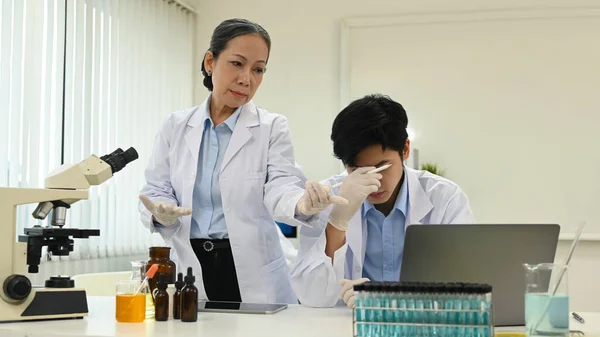 Estressado Asiático Cientista Masculino Sentindo Cansado Chateado Tendo Problemas Resultados — Fotografia de Stock