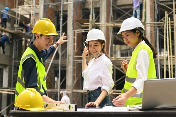 Team Van Ingenieur Bespreken Werkplan Industrieel Gebouw Ontwerp Project Samen — Stockfoto