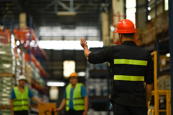 Vista Posterior Del Gerente Masculino Que Lleva Casco Pie Entre — Foto de Stock