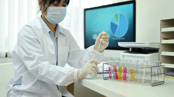 Ung Kvinnlig Forskare Undersöker Analys Flytande Biokemikalier Provrör Begreppet Vetenskap — Stockfoto