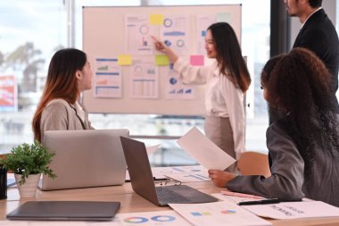 Yaratıcı toplantıda yeni bir başlangıç projesi için işbirliği yapan bir grup genç iş adamı. Takım çalışması ve müzakere kavramı.