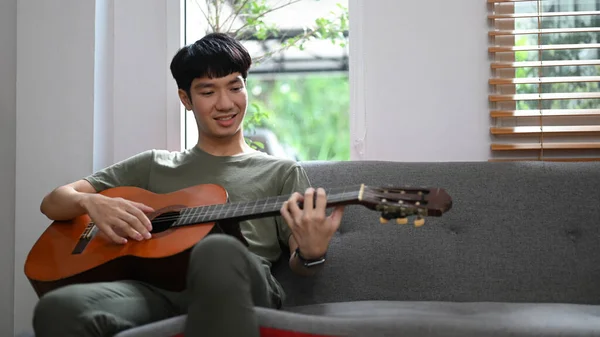 Relaxado Jovem Asiático Homem Tocando Guitarra Acústica Passar Tempo Lazer — Fotografia de Stock