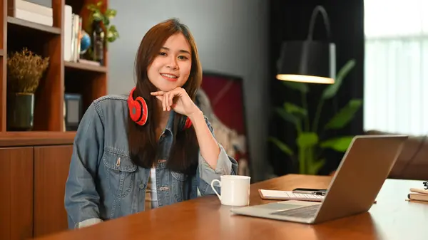 Jovem Encantadora Com Fones Ouvido Sentados Casa Confortável Escritório Sorrindo — Fotografia de Stock